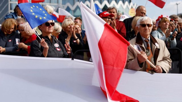 Lenkijos politinėje arenoje – pokyčiai: vyriausybės patvirtinimas gali užtrukti