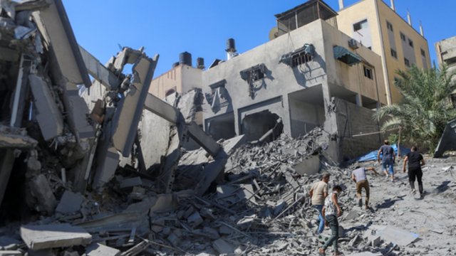 Šimtai smūgių iš Izraelio skriejo į Gazos Ruožą: nukautas svarbus „Hamas“ narys