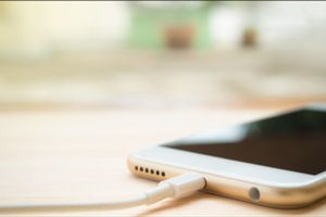 Ar galima telefoną krauti per naktį? Atsakymas gali būti netikėtas