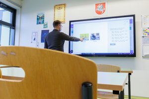 Išankstinio įsidarbinimo sutartis sudarė beveik 100 pedagogikos studentų