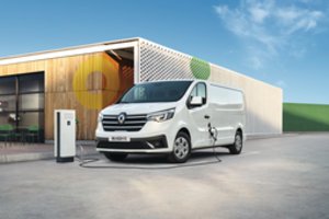 Komercinio transporto lyderė „Renault“ pristato elektrinę kultinio „Trafic“ versiją