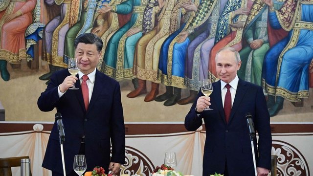 Vakarams pasmerkus V. Putiną, beliko džiautis santykiais su Xi Jinpingas: pastarasis skelbia apie naują rekordą
