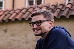 Kodėl turėtume kritiškai vertinti tai, kaip „Netflix“ mato Vilnių?