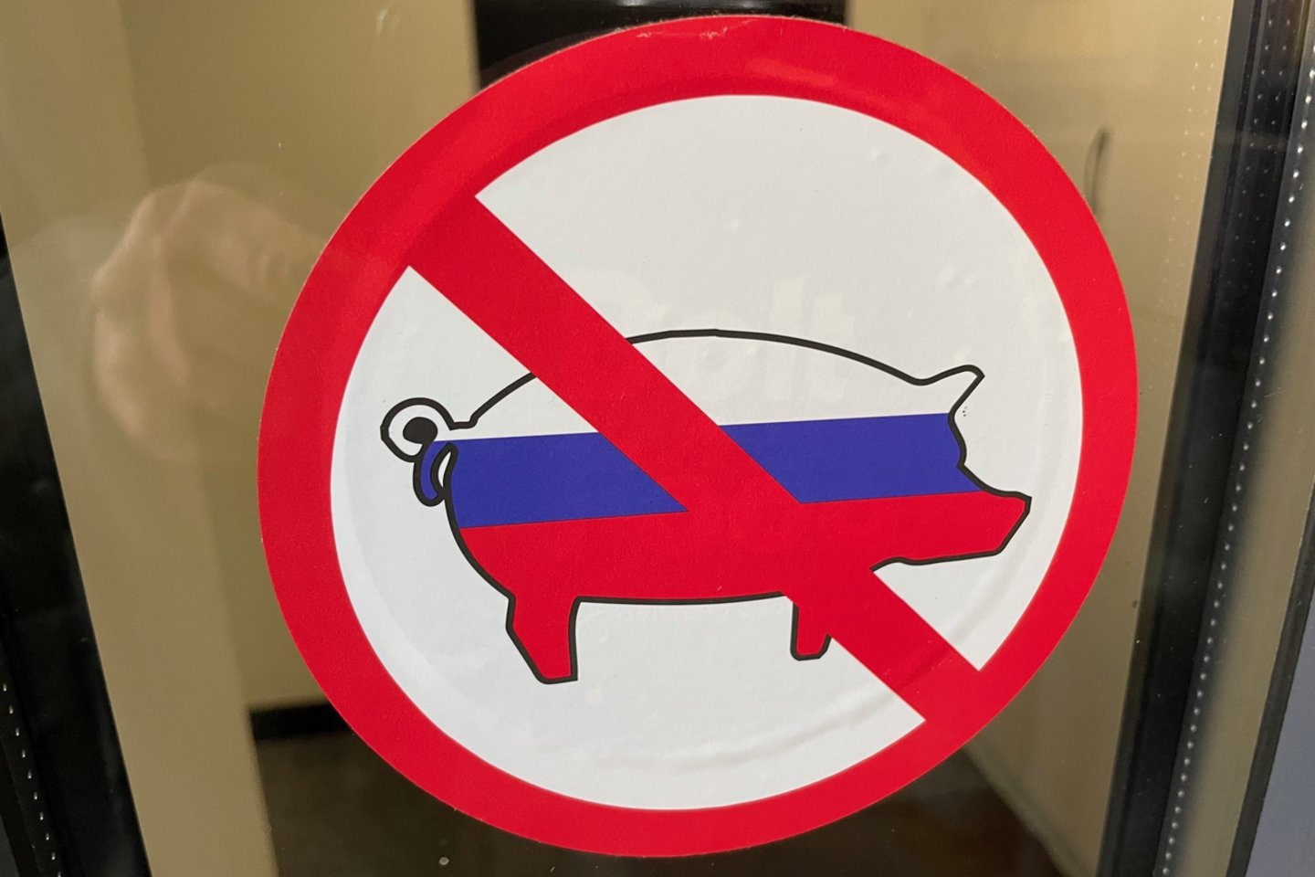 Ant kavinės durų kabo lipdukas, kad Rusijos piliečiai joje nepageidaujami.<br> E. Butrimo nuotr.