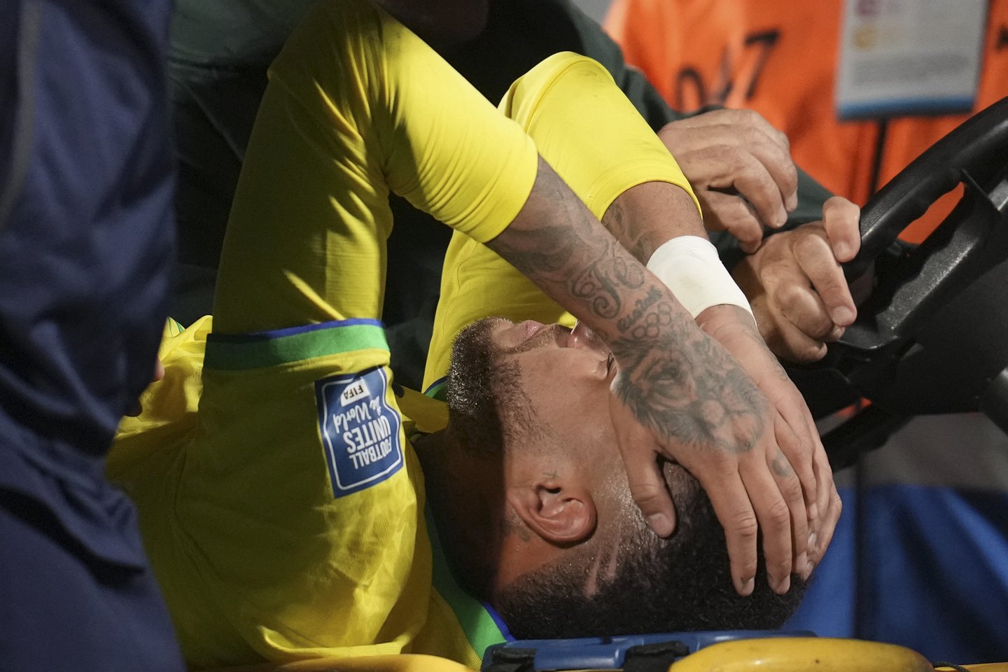  Neymaras patyrė sunkią traumą.<br> AFP/Scanpix nuotr.