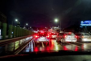 „Išvažiuokim su šviesa“: kaip įveikti baimę vairuoti tamsiuoju paros metu