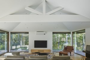 Vilniečių namuose architektas aiškiai pagavo pagrindinę interjero mintį: ji atskriejo pro langus