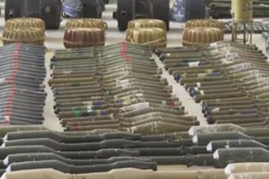 Izraelio pajėgos parodė, ką konfiskavo iš „Hamas“: tarp radinių – ginklai, šturmo planai, kankinimo instrukcijos