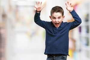 Tėtis sunerimęs, kaip darželinukui sūnui paaiškinti, kad kiti vaikai mušasi: auklėtoja nepadeda