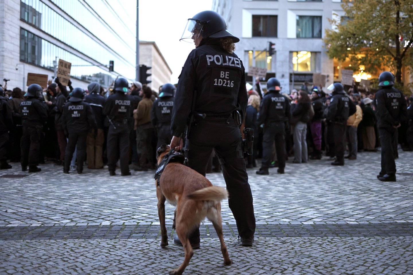 Per palestiniečius palaikančius protestus sužeisti 65 Berlyno policininkai.<br>EPA-ELTA nuotr.