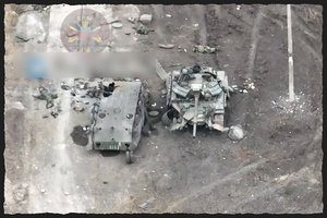 Į frontą siunčia net ir visiškas senienas: Ukrainoje sunaikintas 50 metų nebegaminamas rusų šarvuotis