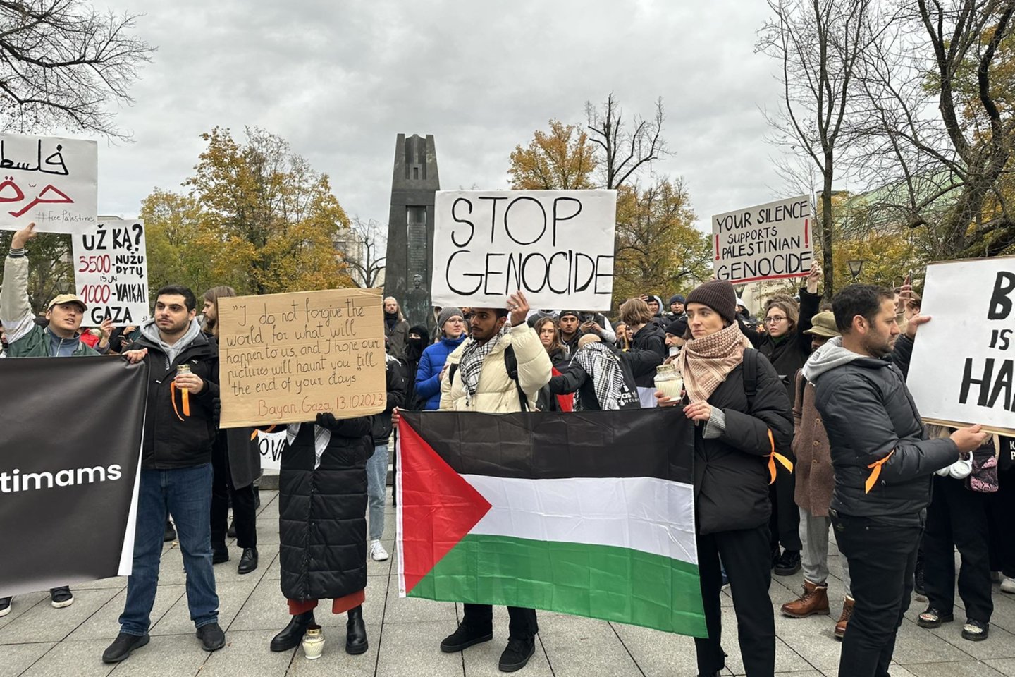 Vilniuje ketvirtadienį kelios dešimtys žmonių susirinko į eiseną, skirtą išreikšti solidarumą su Palestinos žmonėmis.<br> I.Naureckaitės nuotr.