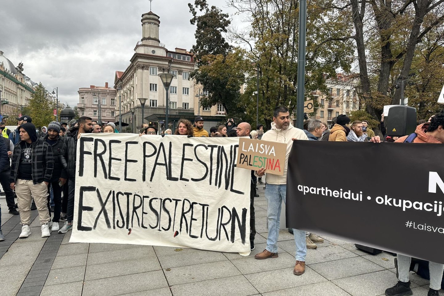 Vilniuje ketvirtadienį kelios dešimtys žmonių susirinko į eiseną, skirtą išreikšti solidarumą su Palestinos žmonėmis.<br> I.Naureckaitės nuotr.