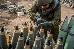 Žiniasklaida: JAV ketina perduoti Izraeliui šaudmenų, kurie iš pradžių buvo skirti Ukrainai