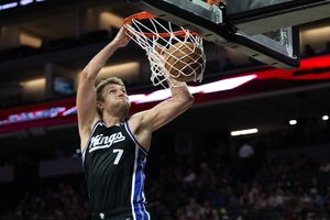 Be D. Sabonio žaidusi „Sacramento Kings“ ikisezoninėse rungtynėse iškovojo pirmąją pergalę