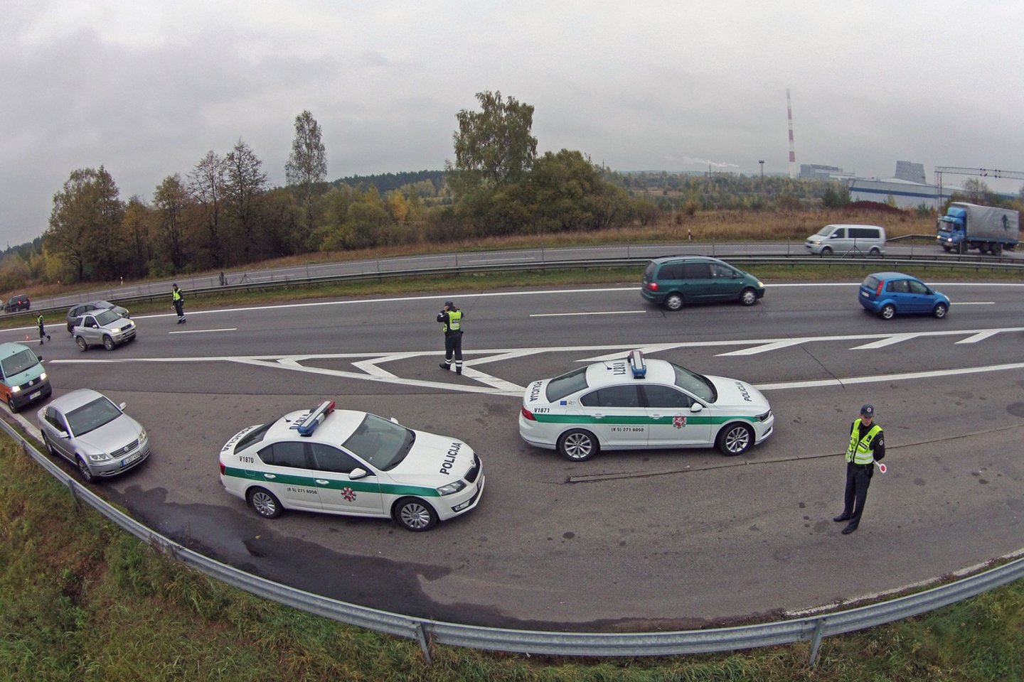 Policija kelyje A1 greta „Maxima Bazė“.<br>A.Vaitkevičiaus asociatyvi nuotr.
