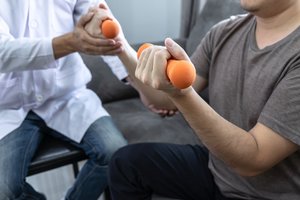 Ministerija plečia ambulatorinės slaugos paslaugas namuose: nuo 2024-ųjų pagalbą teiks ir ergoterapeutai