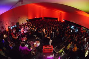 MO 5–ojo gimtadienio proga – žymių asmenybių prisilietimais atnaujinta paroda „Vilniaus pokeris“