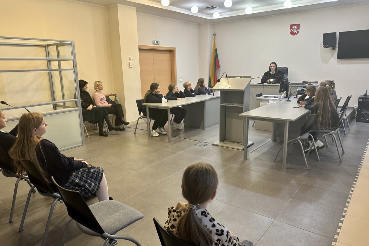  Kauno apylinkės teisme įvyko moksleivių ekskursija, kurios metu buvo pristatyta teisėjo profesija. <br> T. Merkevičiūtės nuotr. 