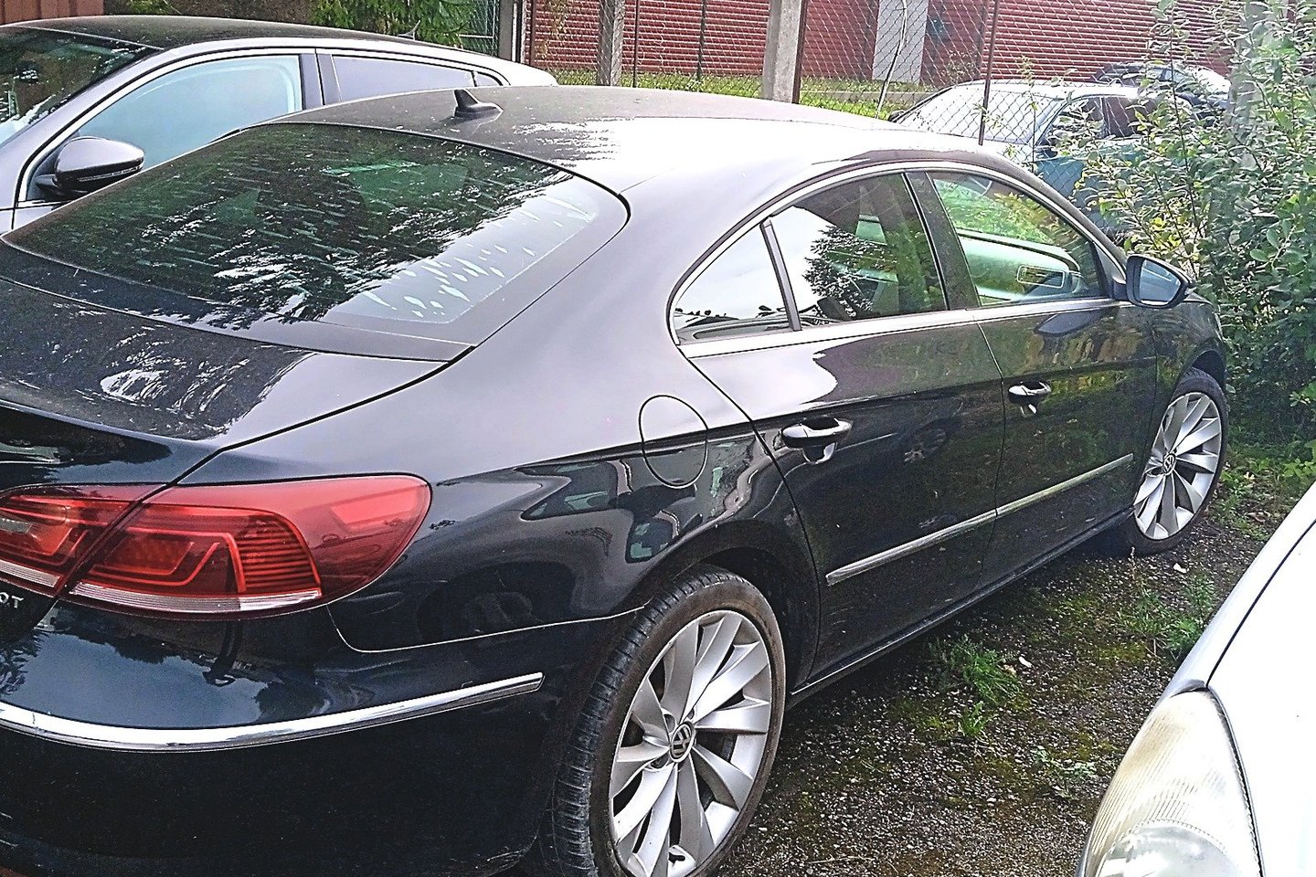 Šį klaipėdiečio automobilį „Volkswagen CC“ mokesčių inspektoriai jau rengėsi parduoti kaip teisėtai konfiskuotą turtą, nors teismo nutartis buvo kitokia.<br>G.Pilaičio nuotr.