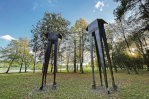 Neries pakrantėje išdygę paslaptingi objektai žadina smalsumą: kas tai?