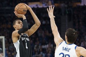 Ą. Tubelis vėl nebuvo registruotas, o V. Wembanyama siautė prieš S. Curry ir „Golden State Warriors“