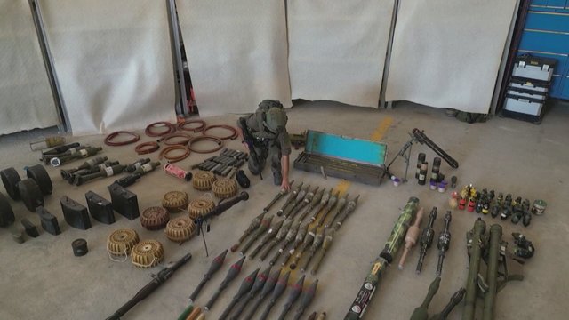 Izraelis parodė konfiskuotus „Hamas“ ginklus ir atsargas: turinys rodo vieną