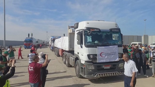 Pirmoji humanitarinė pagalba keliauja į Gazos Ruožą: užfiksavo įvažiuojančius sunkvežimius