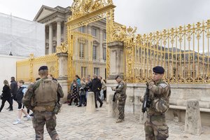 Dėl grasinimų susprogdinti bombą Versalio rūmai uždaryti šeštą kartą per savaitę