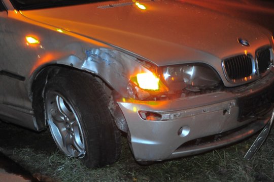 Tauragės rajone girtas jaunuolis su BMW nulėkė į šalikelę ir apgadino kelio ženklą