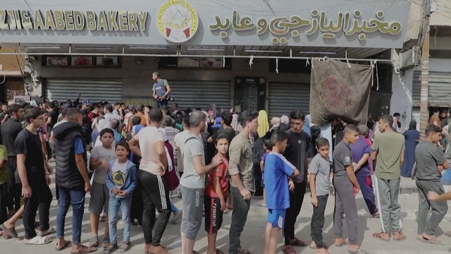 Gazos Ruože prie kepyklos eilės – kelias valandas laukia duonos: humanitarinę pagalbą laiko lašu jūroje