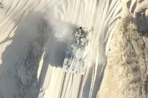 „Hamas“ dronu puolė tanką „Merkava“ – tačiau rezultatas nebuvo toks, kokio norėta