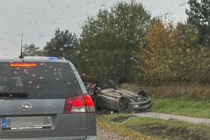 Girtas vairuotojas Trakų r. apvertė automobilį – medikų rankose atsidūrė 4 žmonės