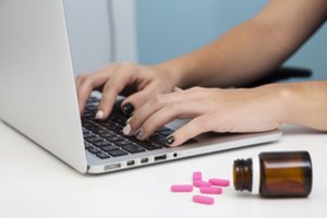 Psichologės eksperimentas: įsigyti psichotropinių medžiagų moksleiviui – vos keli mygtukų paspaudimai?