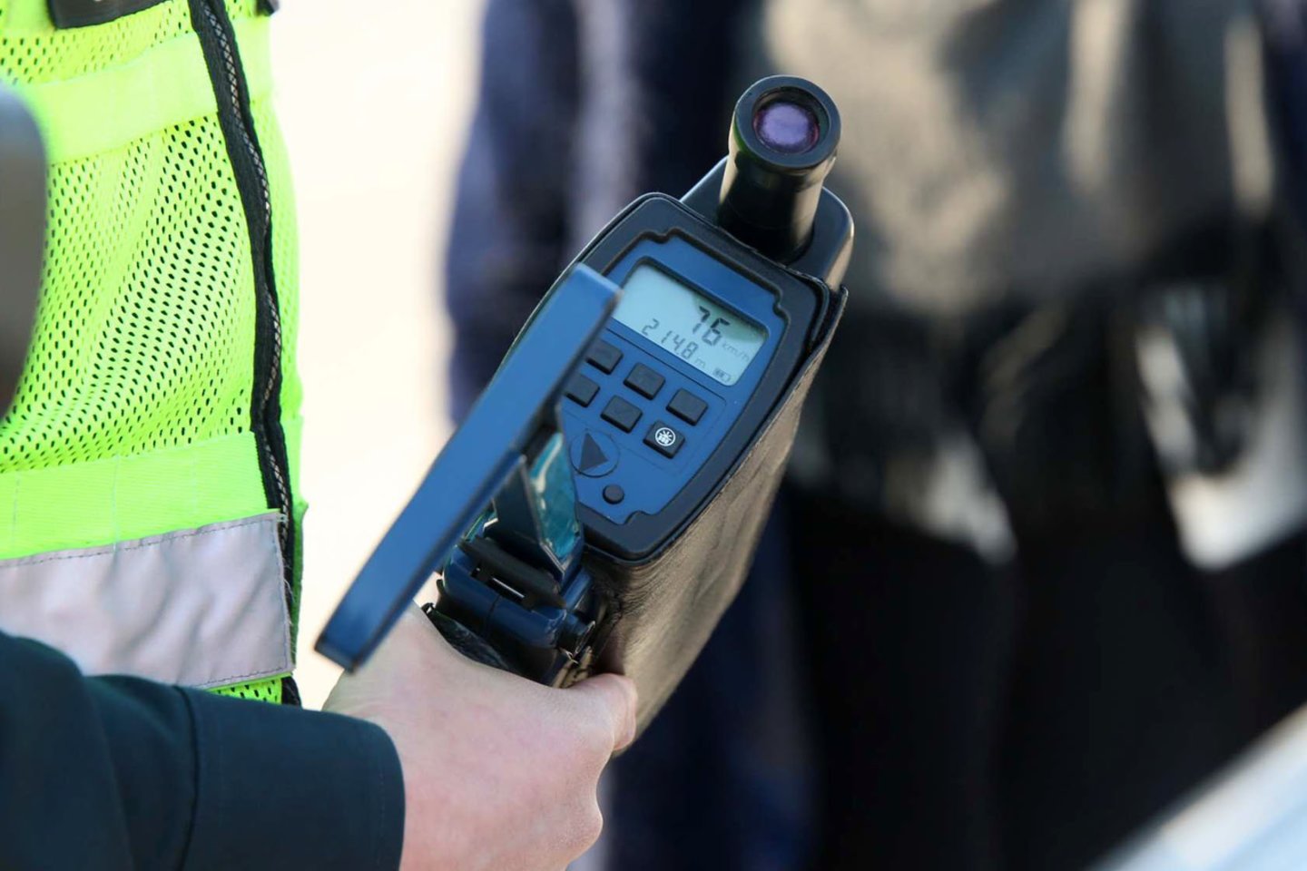 Per savaitę Kelių policijos pareigūnai mobiliaisiais greičio matavimo prietaisais užfiksavo 577 greičio viršijimo atvejus.<br>M.Patašiaus nuotr.