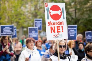 „Pedagogai streikuoja, todėl ir turi“: kiti darbuotojai jaučiasi užmiršti – savo atlyginimus vadina neadekvačiais