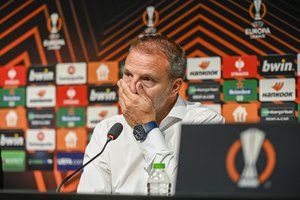 Siaubingą laikotarpį išgyvenantis „Ajax“ atsisveikino su treneriu