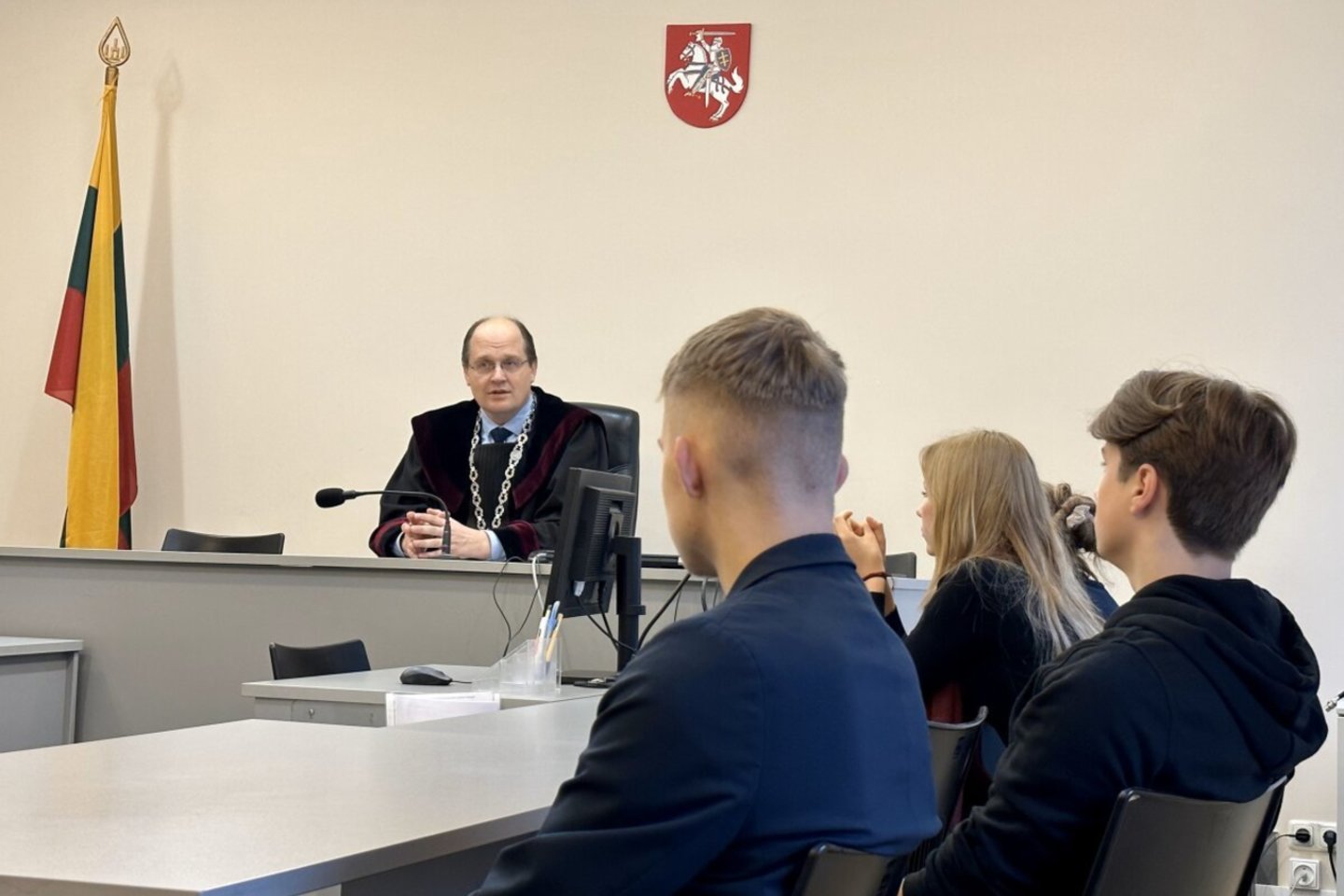  Kauno apylinkės teismo pirmininkas A. Purvainis pirmadienį moksleiviams skaitė pilietiškumo paskaitą, mokiniai buvo supažindinti su teisėjo darbu.  <br> T. Merkevičiūtės nuotr. 