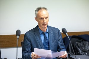 Teismas atleido nuo baudžiamosios atsakomybės dėl prekybos poveikiu teistą buvusį FNTT vadovą K. Jucevičių