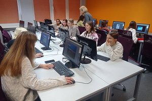 Naujausias „Moterų technologijų srityje barometras“: vis daugiau abiturienčių išvyksta studijuoti technologinių mokslų svetur