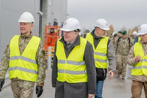 Baigiamą statyti karinį miestelį Rokantiškėse apžiūrėjęs A. Anušauskas: nauja infrastruktūra užtikrins visus karių poreikius