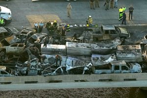 Rūkas sukėlė masines avarijas JAV: susidūrė daugiau nei 150 automobilių, aukų vis dar ieškoma