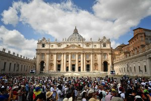 Kilus skandalui dėl kunigo surengto sekso vakarėlio atsistatydino Lenkijos vyskupas