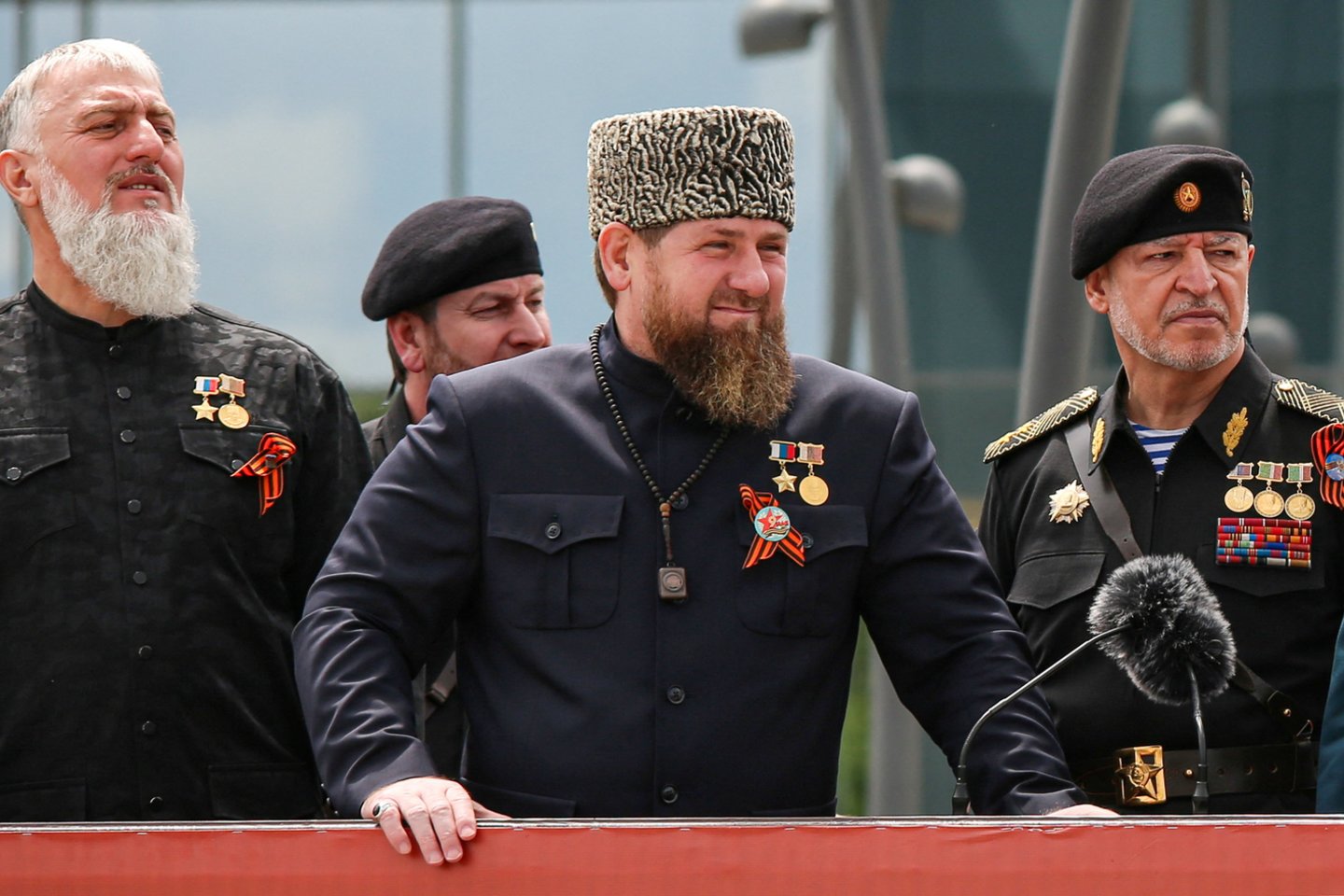 Ramzanas Kadyrovas, vidaus reikalų ministras Ruslanas Alchanovas (dešinėje) ir Rusijos Valstybės Dūmos narys Adamas Delimchanovas.<br> Reuters/Scanpix nuotr.