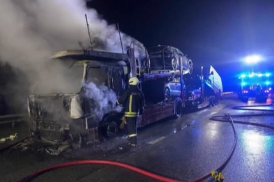 Ukmergės r. degė elektromobilius gabenęs automobilvežis, per incidentą apdegė vairuotojas