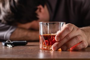 Vaistininkės patarimas: kaip gelbėti organizmą apsinuodijus alkoholiu