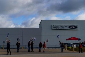 JAV autopramonės darbuotojų profsąjunga pasiekė preliminarų susitarimą su „Ford“