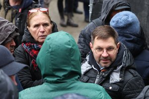 Prie Seimo skambėjo šūkiai ir sirenos: minia, kurioje – ir pagarsėję veikėjai, skandavo „Seimą lauk!“