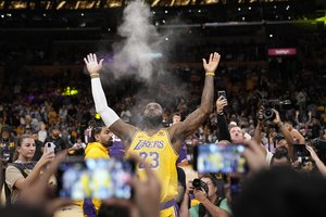 Karalius nesensta: svarbiausiu metu suspindęs L. Jamesas nužygiavo iki pergalės prieš „Suns“