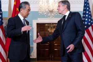 Kinijos užsienio reikalų ministras tikisi „stabilių“ ryšių su JAV prieš galimą Xi Jinpingo vizitą